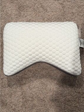Contoured Memory Foam Pillow in White for Neck Support